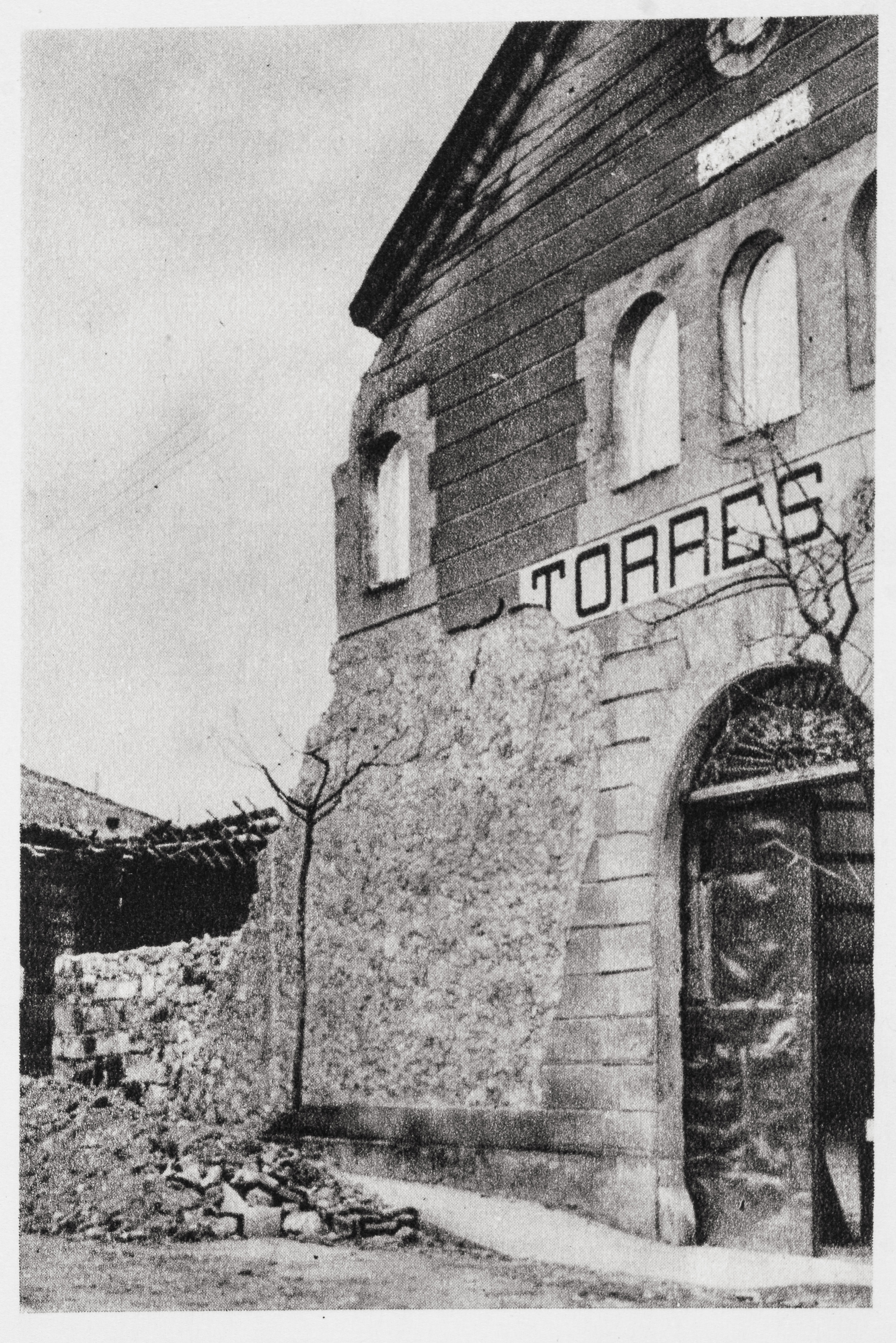 1939. Destrucción parcial de la bodega durante el bombardeo de la estación de tren, en Vilafranca del Penedès. 